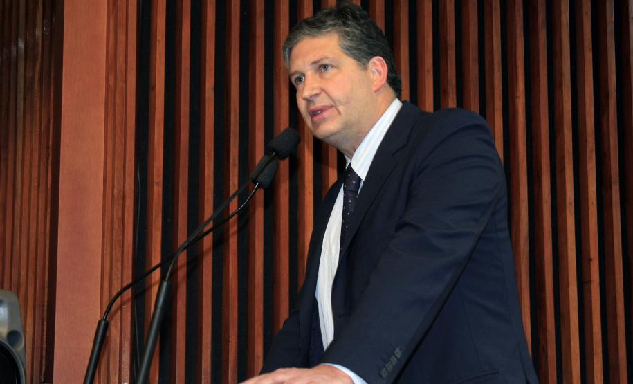 O superintendente dos Portos de Paranaguá e Antonina, Luiz Henrique Dividino, apresentou nesta segunda-feira (23/04) o Plano de Trabalho e Programa de Expansão dos Portos de Paranaguá e Antonina em audiência na Assembléia Legislativa do Paraná. Ele também falou das novas diretrizes da administração.