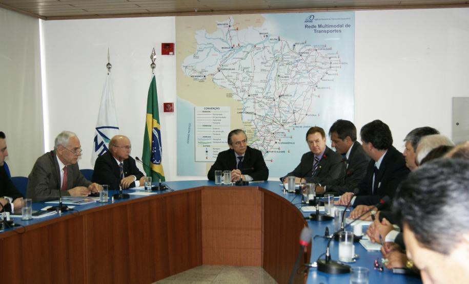 Uma comissão formada pelos deputados Alex Canziani (PTB) e Nelson Padovani (PSC), que participaram da reunião na ANTAQ, e pelo deputado Ângelo Vanhoni (PT), acompanhará o andamento dos trabalhos na Agência. A comissão será coordenada pelo deputado Reinhold Stephanes.