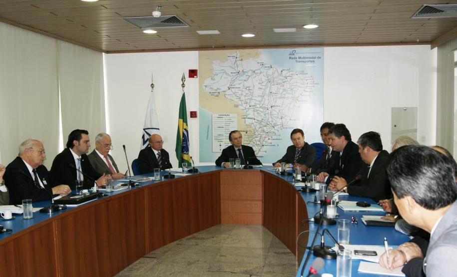O secretário estadual de Infraestrutura e Logística, José Richa Filho, o superintendente da APPA, Luiz Henrique Dividino e o diretor administrativo e financeiro da Appa, Carlos Roberto Frisoli, participaram de uma reunião nesta quarta-feira (25), em Brasília, com o diretor da ANTAQ, Pedro Brito.