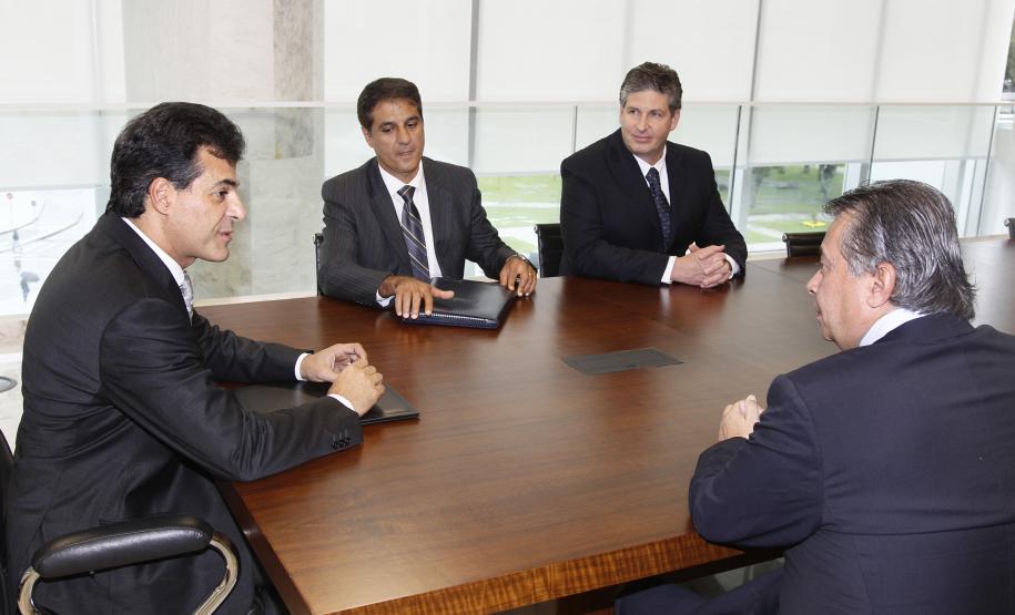 O governador Beto Richa e a direção do Terminal de Contêiners de Paranaguá (TCP) anunciaram nesta quinta-feira (26/04), em Curitiba, a construção do terceiro berço de atracação do terminal privado no Porto de Paranaguá. Serão construídos 315 metros de cais que permitirão a ampliação da capacidade operacional do terminal para 1,5 milhão de contêineres por ano, a partir de 2013.