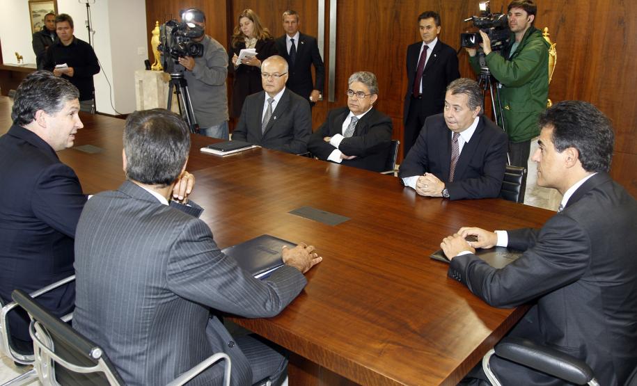 O governador Beto Richa e a direção do Terminal de Contêiners de Paranaguá (TCP) anunciaram nesta quinta-feira (26/04), em Curitiba, a construção do terceiro berço de atracação do terminal privado no Porto de Paranaguá. Serão construídos 315 metros de cais que permitirão a ampliação da capacidade operacional do terminal para 1,5 milhão de contêineres por ano, a partir de 2013.