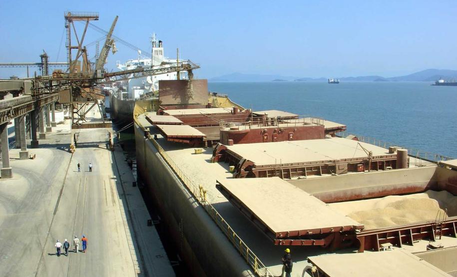 Exportação de granéis pelo Porto de Paranaguá cresce 30% no primeiro quadrimestre Ainda de acordo com os dados divulgados pelo departamento de estatística da Autarquia, o recorde de embarque mensal registrado na história do Porto é de maio de 2011, com 1,8 milhão de toneladas exportadas. No ano passado, a Appa bateu o recorde de exportação de grãos, totalizando cerca de 14 milhões de toneladas exportadas.