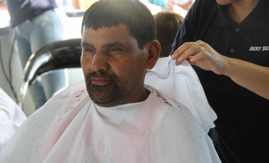 Caminhoneiros recebem serviços e informação no Pátio de Triagem da APPA Os caminhoneiros que aguardam para descarregar granéis no Pátio de Triagem do Porto de Paranaguá aproveitam a parada para cortar o cabelo, fazer exames médicos, participar de palestras e conhecer as novidades em peças e caminhões de diversas marcas. Eles participam até o fim de semana da 16ª edição da ExpoSafra, evento anual realizado pela Tudo em Transporte Editora.