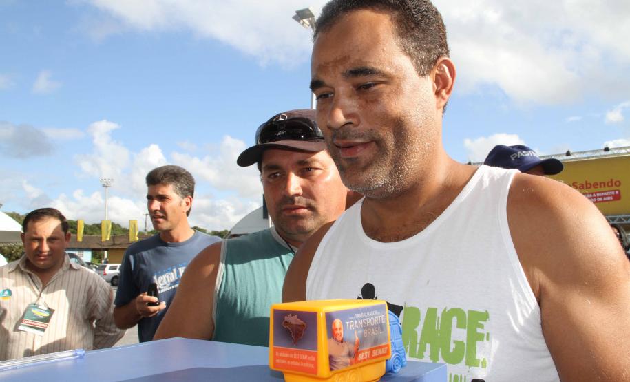 Caminhoneiros recebem serviços e informação no Pátio de Triagem da APPA Palestras, vacinas contra hepatite e outras doenças, serviços de cabeleireiro, gincanas e muitas outras atividades chamaram a atenção dos caminhoneiros. No ano passado, das 41 milhões de toneladas movimentadas pelo porto, 71% foram transportadas via transporte rodoviário.