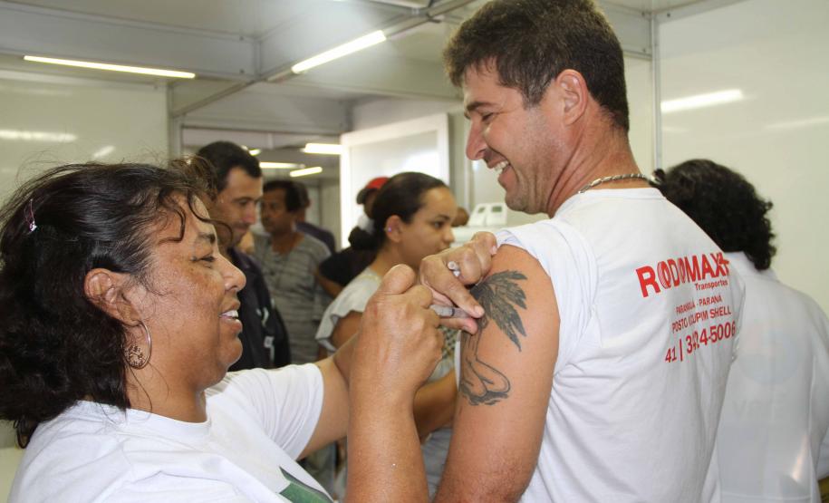 Caminhoneiros recebem serviços e informação no Pátio de Triagem da APPA Palestras, vacinas contra hepatite e outras doenças, serviços de cabeleireiro, gincanas e muitas outras atividades chamaram a atenção dos caminhoneiros. No ano passado, das 41 milhões de toneladas movimentadas pelo porto, 71% foram transportadas via transporte rodoviário.