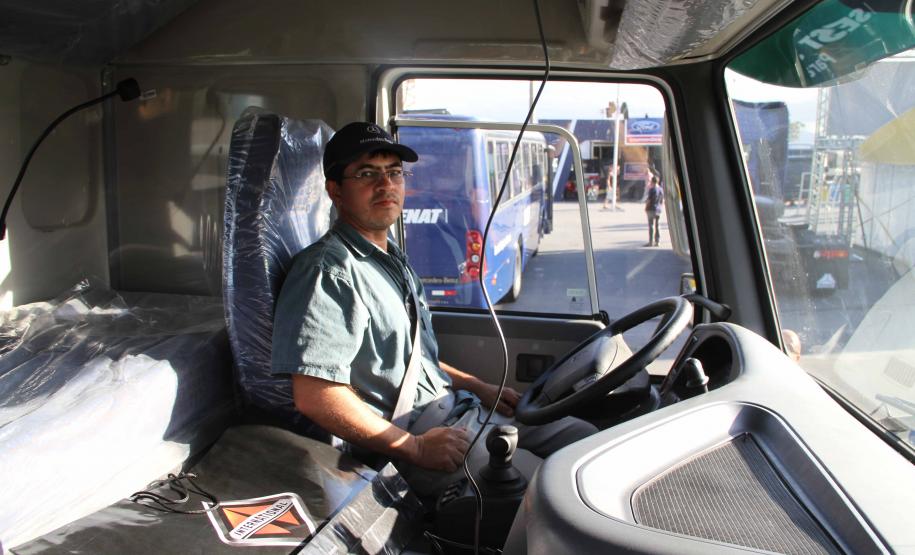 Caminhoneiros recebem serviços e informação no Pátio de Triagem da APPA Esta semana, os caminhoneiros que aguardam para descarregar granéis no Pátio de Triagem do Porto de Paranaguá aproveitam a parada para cortar o cabelo, fazer exames médicos, participar de palestras e conhecer as novidades em peças e caminhões de diversas marcas. Eles participam da 16ª edição da ExpoSafra, evento anual realizado pela Tudo em Transporte Editora.