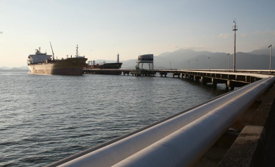 Movimentação de granéis líquidos pelo Porto de Paranaguá cresce 45% em abril O grande responsável pela alta na movimentação dos granéis líquidos foi o óleo de soja. Considerando as exportações da empresa Cattalini, a principal operadora de granéis líquidos no Porto de Paranaguá, no primeiro quadrimestre de 2012, a exportação de óleo de soja apresentou alta de 50% em relação a 2011.