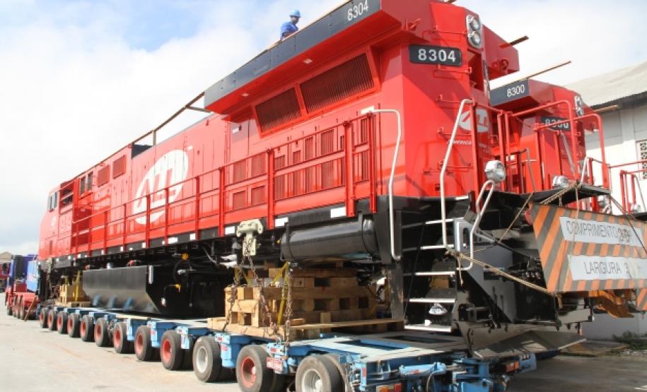 Porto de Paranaguá recebe locomotivas Sete locomotivas da América Latina Logística (ALL) acabam de desembarcar no Porto de Paranaguá. Os equipamentos têm 4,5 metros de largura e 25 metros de comprimento e vieram a bordo do navio BBC Fuji. Até o final deste mês, a Appa recebe outras nove, do mesmo porte.