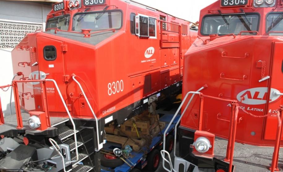 Porto de Paranaguá recebe locomotivas Uma operação especial foi montada para receber os equipamentos. Agora, as locomotivas aguardam desembaraço fiscal para serem transportadas através de caminhões até Curitiba.
