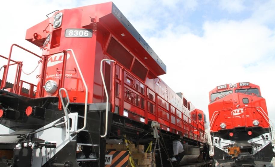 Porto de Paranaguá recebe locomotivas Sete locomotivas da América Latina Logística (ALL) acabam de desembarcar no Porto de Paranaguá. Os equipamentos têm 4,5 metros de largura e 25 metros de comprimento e vieram a bordo do navio BBC Fuji. Até o final deste mês, a Appa recebe outras nove, do mesmo porte.