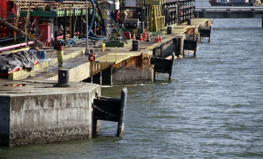 Porto de Paranaguá terá novas defensas Os trabalhos iniciam já no próximo mês. As 97 defensas instaladas no Porto serão atingidas pelo trabalho. Onde houver necessidade de troca, as defensas serão substituídas. Nas demais, será feita a manutenção.
