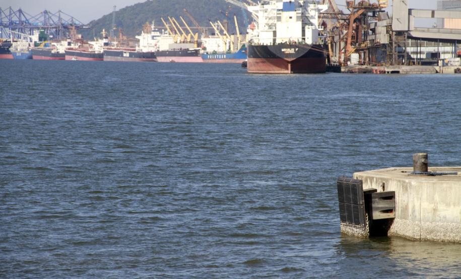 Porto de Paranaguá terá novas defensas A partir de junho, o cais público do Porto de Paranaguá terá novas defensas. Ao todo, serão instaladas 76 unidades no cais, no píer de inflamáveis e nos dolfins, onde atracam os navios de veículos, na extremidade leste do porto.