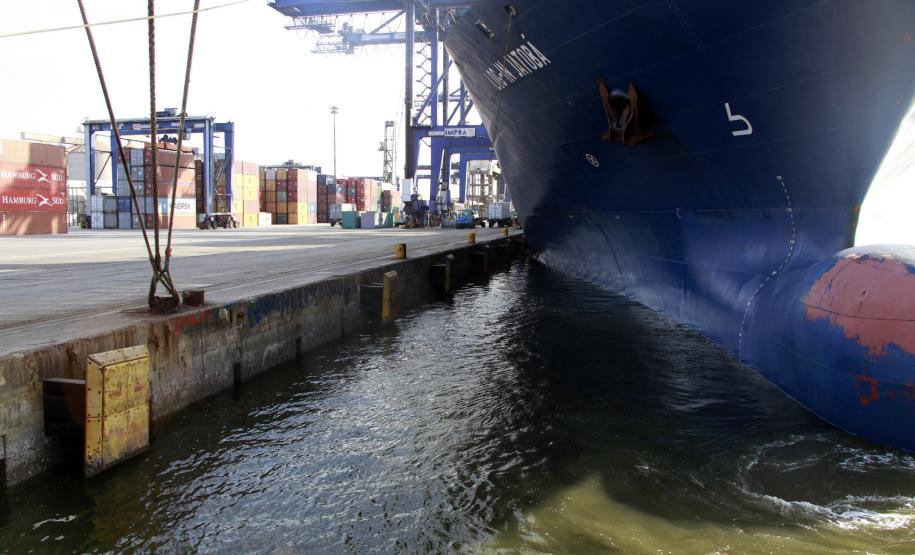 Porto de Paranaguá terá novas defensas Para a realização do trabalho, serão investidos R$ 2,9 milhões. A Administração dos Portos de Paranaguá e Antonina (Appa) realizou processo licitatório para contratação da empresa que prestará o serviço por um ano.