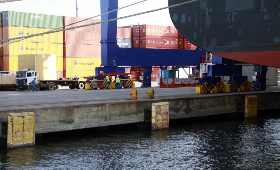 Porto de Paranaguá terá novas defensas Para a realização do trabalho, serão investidos R$ 2,9 milhões. A Administração dos Portos de Paranaguá e Antonina (Appa) realizou processo licitatório para contratação da empresa que prestará o serviço por um ano.