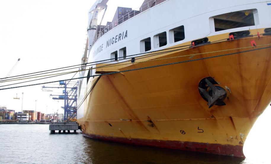 Porto de Paranaguá terá novas defensas Por menor que seja o navio, o impacto no cais é muito grande e sem a presença dos mecanismos, o estrago pode acontecer. Apesar da potência - de quase quatro mil cavalos de motor de propulsão e 50 toneladas de capacidade de tração - essas embarcações não reduzem completamente o impacto na hora da atracação do navio no cais.
