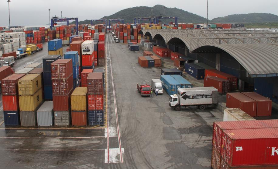 Pneus da Sumitomo Rubber começam a chegar pelo Porto de Paranaguá Chegou esta semana ao Porto de Paranaguá a primeira carga de pneus da Sumitomo Rubber. Até o final do mês, a empresa importará 50 mil pneus pelo Porto de Paranaguá que serão comercializados em todo o Brasil e em outros países da América do Sul. Até meados de 2013, a empresa importará pelo porto matéria-prima e maquinários que serão utilizados na fábrica, instalada em Fazenda Rio Grande.