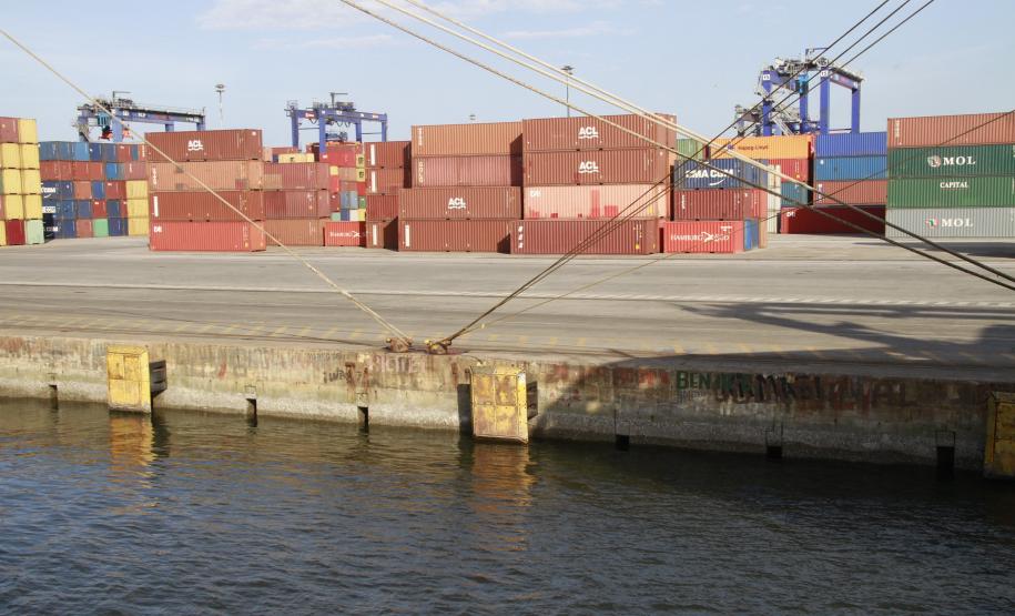 Pneus da Sumitomo Rubber começam a chegar pelo Porto de Paranaguá Os pneus que estão sendo importados pelo Porto vieram de outras unidades da Sumitomo Rubber que ficam no Japão, Indonésia e Tailândia. Com a fábrica instalada em Fazenda Rio Grande, os pneus passarão a ser exportados.