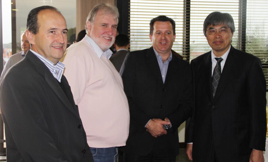 Pneus da Sumitomo Rubber começam a chegar pelo Porto de Paranaguá Secretário de Indústria e Comércio da Fazenda Rio Grande, Eloi Kuhn, Diretor Empresarial da Appa, Lourenço Fregonese, e prefeito da Fazenda Rio Grande, Chico Santos, se encontram com o presidente da Sumitomo Rubber no Brasil, Ippei Oda.