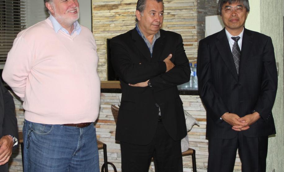 Pneus da Sumitomo Rubber começam a chegar pelo Porto de Paranaguá O diretor empresarial da APPA, Lourenço Fregonese e o diretor superintendente do TCP, Juarez Moraes e Silva, recebem o presidente da Sumitomo Rubber no Brasil, Ippei Oda.