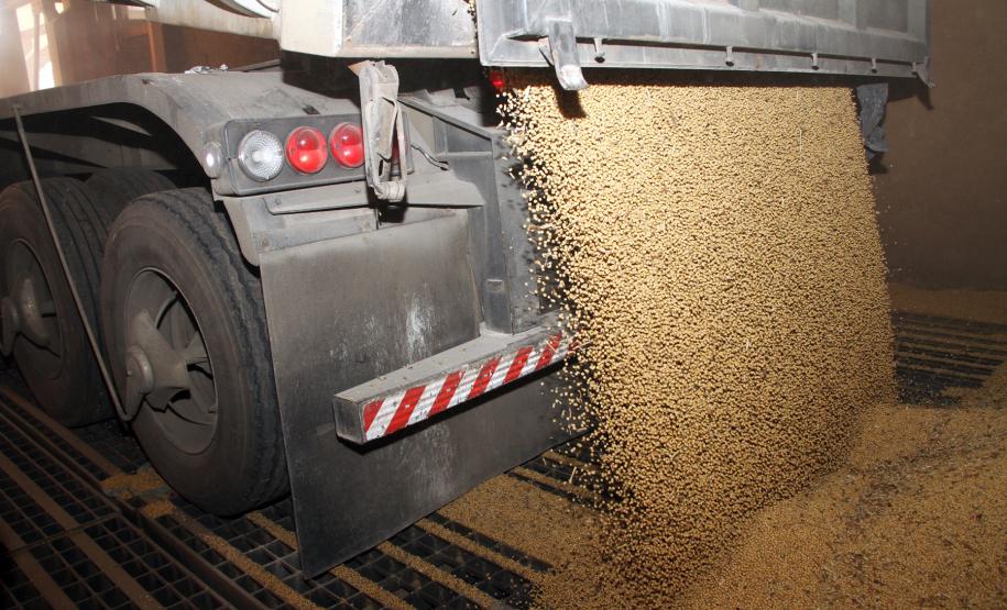 Alta no preço da soja intensifica movimentação no Porto de Paranaguá De acordo com o superintendente da Administração dos Portos de Paranaguá e Antonina, Luiz Henrique Dividino, o mercado de commodities não se comporta igual todos os anos e quando há um alinhamento de valores positivos, as transações comerciais são aceleradas e tem-se uma corrida para os portos.