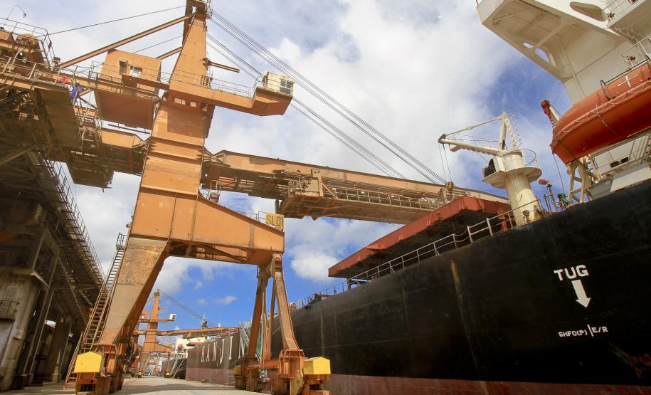 Alta no preço da soja intensifica movimentação no Porto de Paranaguá O reflexo desta conjunção de fatores é a movimentação atípica no terminal. No primeiro quadrimestre, o Porto de Paranaguá já exportou 3 milhões de toneladas de soja, volume 68% superior ao exportado no mesmo período do ano passado. Também foi escoado 1,6 milhão de toneladas de farelos de soja, volume 23% superior ao registrado em 2011.