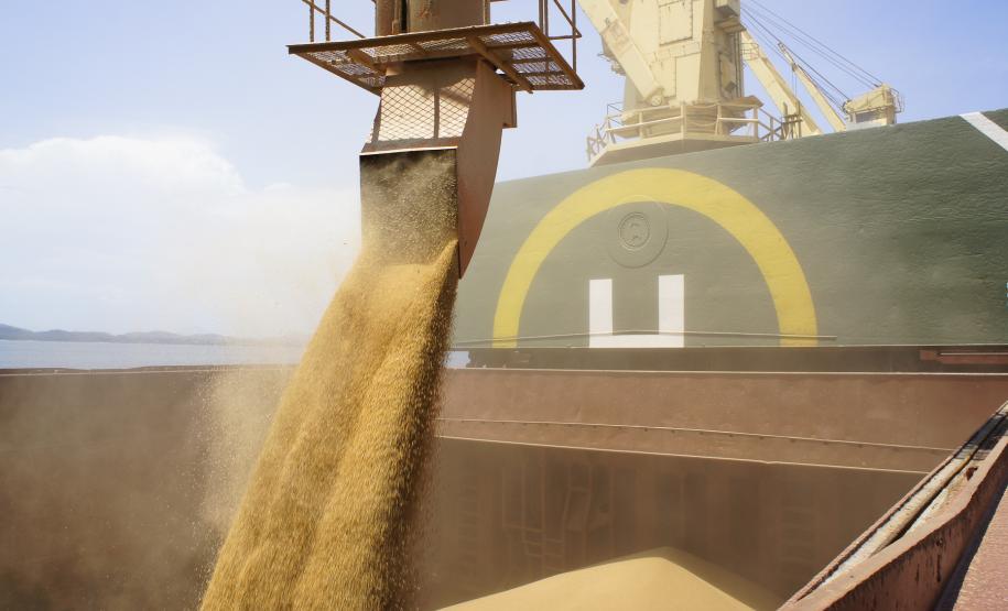 Alta no preço da soja intensifica movimentação no Porto de Paranaguá O preço da saca da soja é o melhor da história e o dólar atingiu a melhor cotação dos últimos três anos. A combinação destes fatores tem promovido uma corrida aos portos.