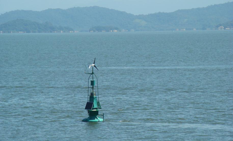 Na Baía de Paranaguá estão instaladas 66 bóias de sinalização e a empresa que venceu a licitação para um período de dois anos, renovável por igual período, ficará responsável pela manutenção dos equipamentos 24 horas por dia, sendo obrigada manter a sinalização dentro do índice de confiabilidade e sanar qualquer não conformidade em até 72 horas.