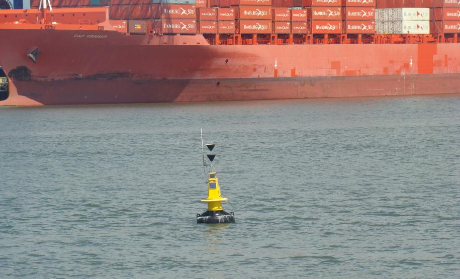 O Porto de Paranaguá também está contratando uma empresa que ficará responsável pelo serviço de manutenção das bóias de balizamento que fazem a sinalização dos canais de acesso e da bacia de evolução dos portos paranaenses. O contrato já foi assinado nas próximas semanas e o investimento previsto é de R$ 847 mil, para um contrato de dois anos.