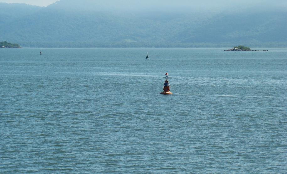 Na Baía de Paranaguá estão instaladas 66 bóias de sinalização e a empresa que venceu a licitação para um período de dois anos, renovável por igual período, ficará responsável pela manutenção dos equipamentos 24 horas por dia, sendo obrigada manter a sinalização dentro do índice de confiabilidade e sanar qualquer não conformidade em até 72 horas.