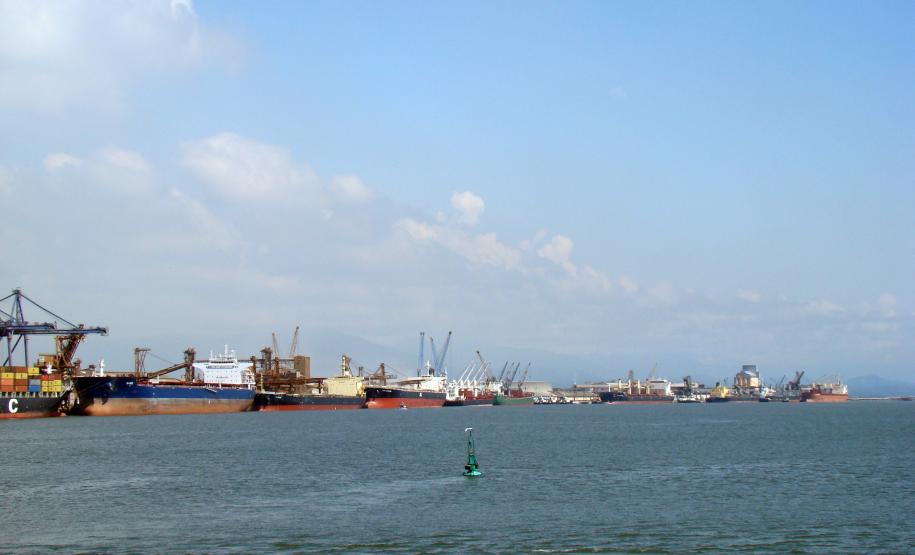 A Administração dos Portos de Paranaguá e Antonina (Appa) concluiu o processo de licitação e assina nos próximos dias um contrato para serviços de batimetria do canal de acesso aos portos de Antonina e Paranaguá e da bacia de evolução. O investimento previsto é de R$ 406 mil em recursos da Appa.