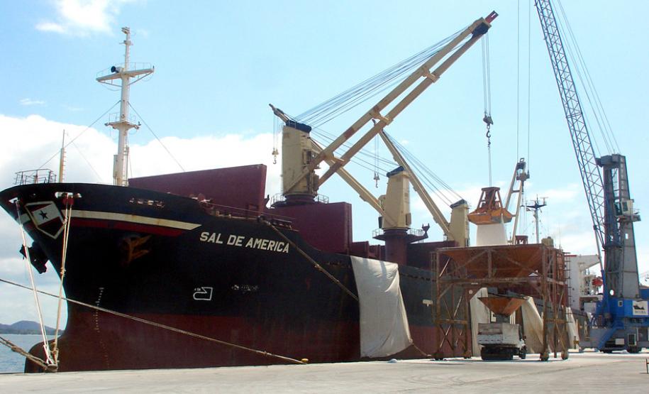 A Administração dos Portos de Paranaguá e Antonina (Appa) está readequando as normas do segmento de fertilizantes com propósito de dar maior clareza e transparência às operações portuárias no Porto de Paranaguá. Para isso, a Appa está promovendo audiência A iniciativa de promover a revisão das normas relativas ao segmento de fertilizantes se deu após a constatação de algumas não-conformidades no sistema como a falta de clareza nos procedimentos de uso das instalações públicas, preferências de atracação para determinadas empresas em detrimento de todas as demais, índices de produtividade questionáveis e principalmente a utilização de instalações pública com isenção de tarifas.