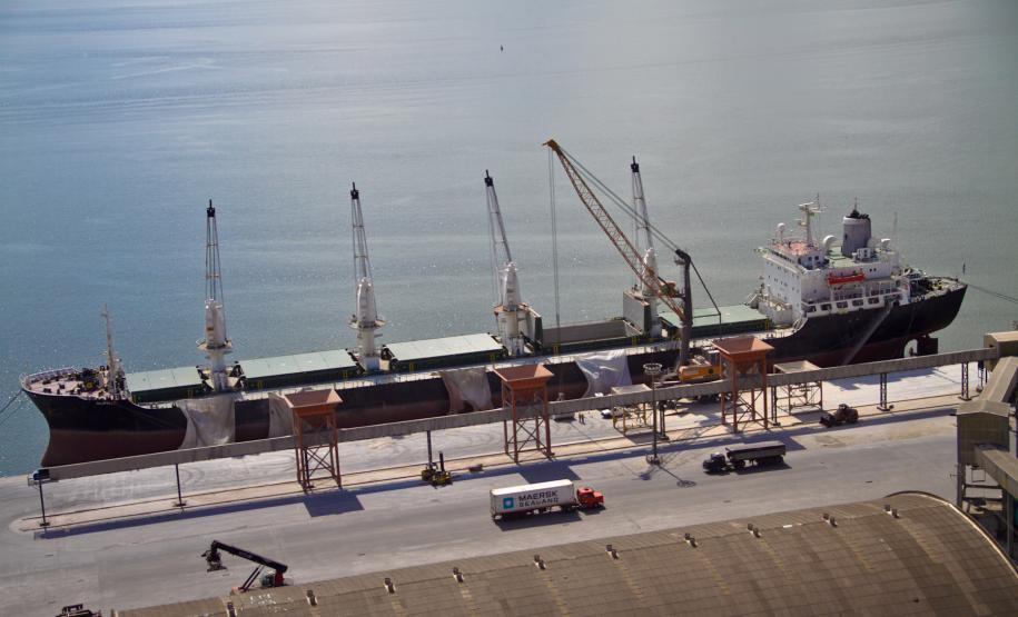 Appa readequa normas relativas ao recebimento de fertilizantes Terminal de fertilizantes – Além da readequação das normas, a Appa iniciou uma auditoria completa nos registros da obra do terminal de fertilizantes, inoperantes desde a sua construção, em 2009. Estão sendo feitos levantamentos quanto às operações de fertilizantes nos últimos anos em Paranaguá.