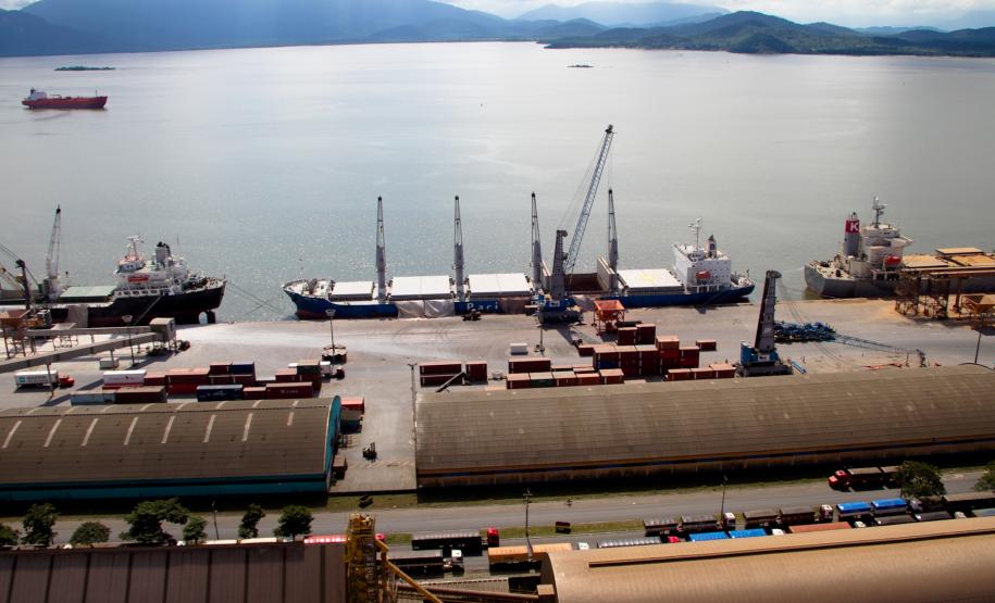 Appa readequa normas relativas ao recebimento de fertilizantes Na seqüência, serão feitas auditorias documental e jurídica em todos os processos de licenciamento e autorizações no segmento de fertilizantes desde 2010, quando as não conformidades foram detectadas. “Vamos aproveitar a Lei da Transparência e abrir todos os Registros, Regulamentos de Atracação e de Uso das Instalações Portuárias permitindo a todos os usuários dos Portos do Paraná conhecer como se estabelecem as operações e quanto devem pagar”, afirma Dividino.