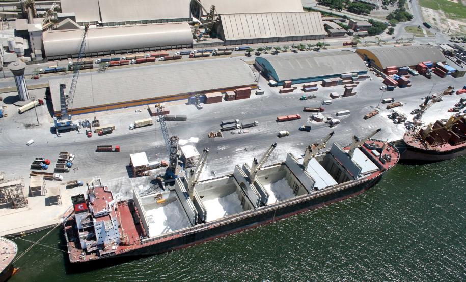 A Administração dos Portos de Paranaguá e Antonina (Appa) está readequando as normas do segmento de fertilizantes com propósito de dar maior clareza e transparência às operações portuárias no Porto de Paranaguá. Para isso, a Appa está promovendo audiência A Administração dos Portos de Paranaguá e Antonina (Appa) está readequando as normas do segmento de fertilizantes com propósito de dar maior clareza e transparência às operações portuárias no Porto de Paranaguá