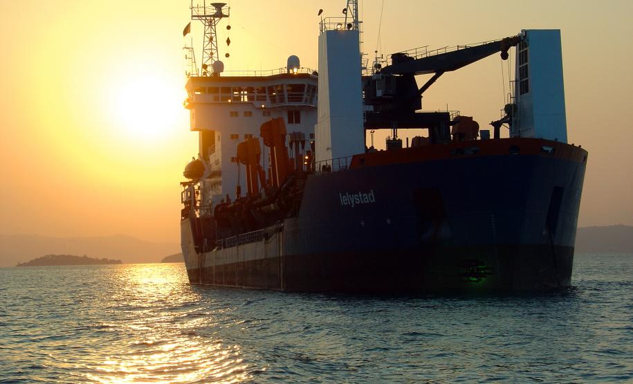 Richa Filho visita centro de simulação aquaviária da Marinha “A intenção do secretário de Infraestrutura e Logística do Estado do Paraná é modernizar os Portos do Paraná. Para isso, estamos buscando parceria com o Sindmar e o CSA, que são entidades certificadas que oferecem a mais alta tecnologia aquaviária. Pretendemos aplicar essa tecnologia não apenas em equipamentos, mas principalmente na qualificação do nosso pessoal”, afirma Dalmaz.