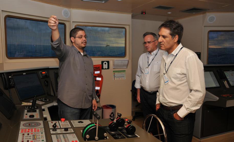 Richa Filho visita centro de simulação aquaviária da Marinha Participaram da reunião os diretores financeiro e técnico da Administração dos Portos de Paranaguá e Antonina (Appa), Carlos Roberto Frisoli e Paulinho Dalmaz, além do diretor da Secretaria de Infraestrutura e Logística, Aldair Petry. Os representantes paranaenses foram recebidos pela diretoria do Sindmar e da Fundação Homem do Mar, instituição de educação e pesquisa ligada ao sindicato.