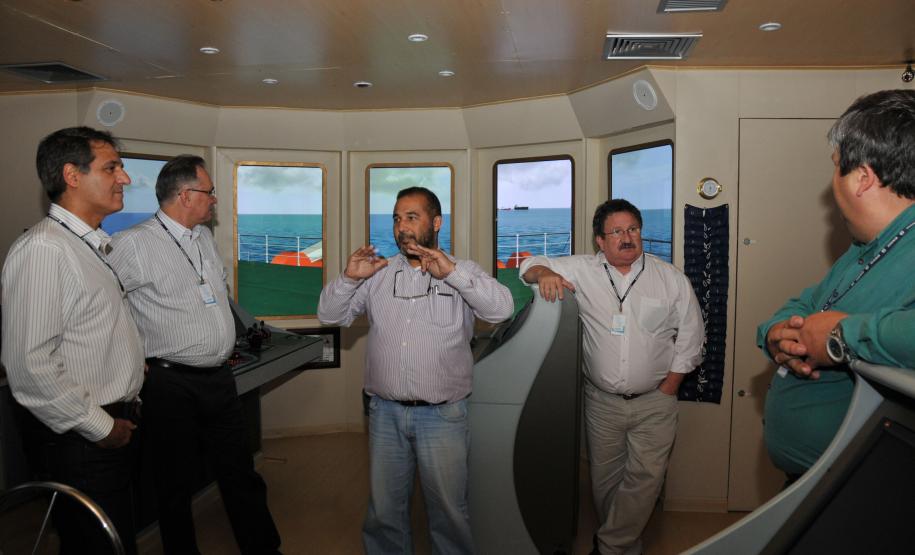 Richa Filho visita centro de simulação aquaviária da Marinha Também criado pelo Sindmar, em parceria com a Universidade Federal do Rio de Janeiro (UFRJ), o CSA é o mais avançado centro de simulação do mundo. Além de disponibilizar tecnologia e treinamento, o Centro auxilia no desenvolvimento de projetos na área portuária. “A tecnologia dos simuladores podem nos auxiliar no monitoramento ambiental, no controle de tráfico marítimo e também nos permite evitar prejuízo nas obras de ampliação”, resume o diretor da Appa.