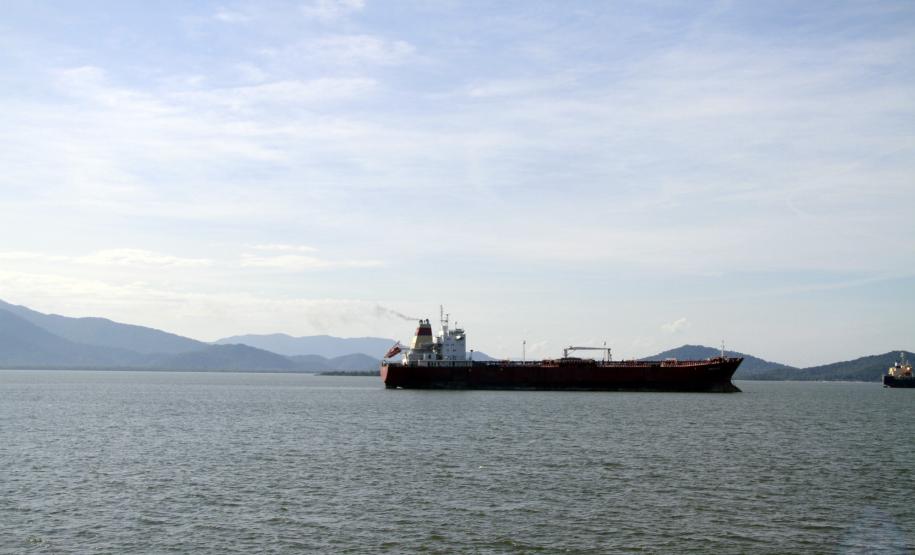 Richa Filho visita centro de simulação aquaviária da Marinha “A baía de Paranaguá e Antonina é a segunda maior do Atlântico Sul, quatro vezes maior que a baía de Guanabara. Precisamos investir em tecnologia para usar de forma adequada e em harmonia com o meio ambiente esta riqueza natural”, afirmou Richa Filho.