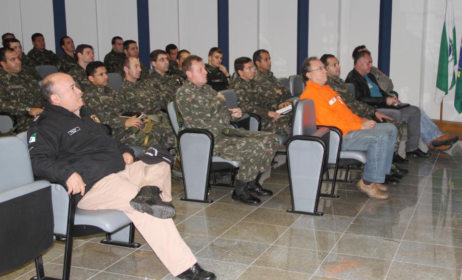 Oficiais do exército realizaram um exercício militar em Paranaguá nesta terça-feira (05). Eles utilizaram as instalações do Porto de Paranaguá para a realização do simulado que tem por objetivo verificar pontos estratégicos para fazer a defesa do Brasil em caso de conflitos.