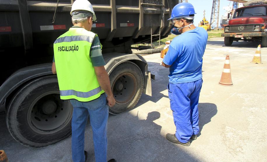 Appa e prefeitura mobilizam comunidade portuária para limpeza das vias de acesso Após a separação, o lixo segue para aterros autorizados pelos órgãos ambientais para receber estes resíduos. “Cada lote que segue para os aterros gera um documento com informações como a data, peso, quantidade, especificação e aterro escolhido para o depósito dos resíduos. Esse controle garante segurança para os trabalhadores e preservação ao meio ambiente”, explica Paulinho Dalmaz, diretor técnico da Appa.