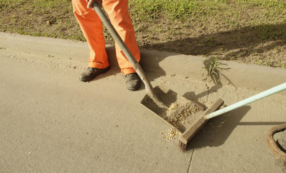 O superintendente da Administração dos Portos de Paranaguá e Antonina (Appa), Luiz Henrique Dividino, e a secretária municipal de meio ambiente. Jozaine Baka, realizaram reunião para tratar da limpeza das vias de acesso ao Porto de Paranaguá. A prefeitura e a Appa para pretendem unir esforços no sentido de mobilizar as empresas que atuam na atividade portuária a reduzirem a geração de resíduos na região do entorno do Porto.
