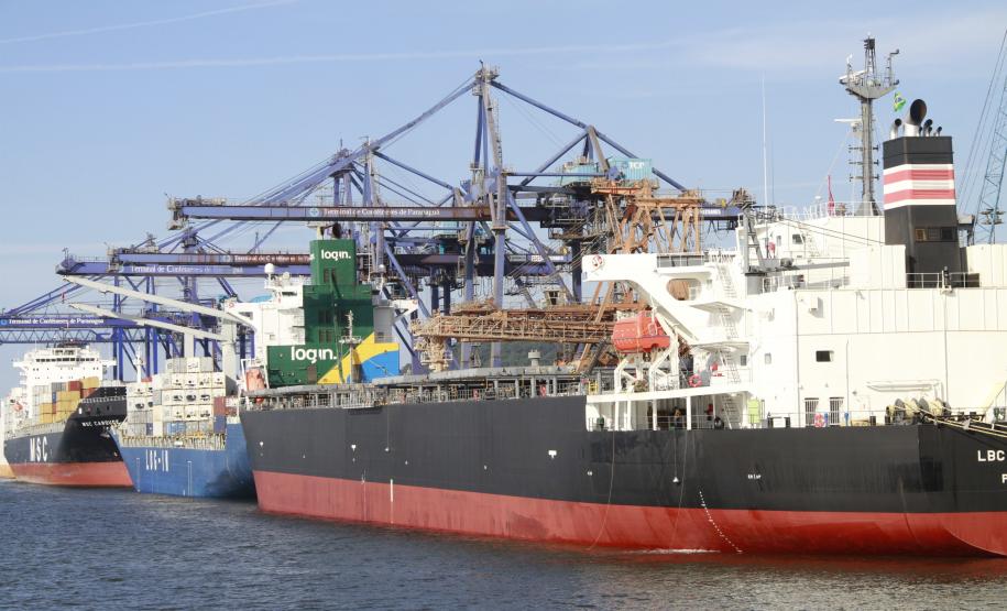 Exportação de granéis pelos portos paranaenses cresce 17% Para o superintendente da Administração dos Portos de Paranaguá e Antonina, Luiz Henrique Dividino, o aumento da movimentação foi puxada principalmente pela exportação de granéis. “A exportação de soja ainda continua sendo o principal destaque na movimentação e já vemos o início da movimentação da safra de milho, que deve ser bastante forte este ano”, avalia.