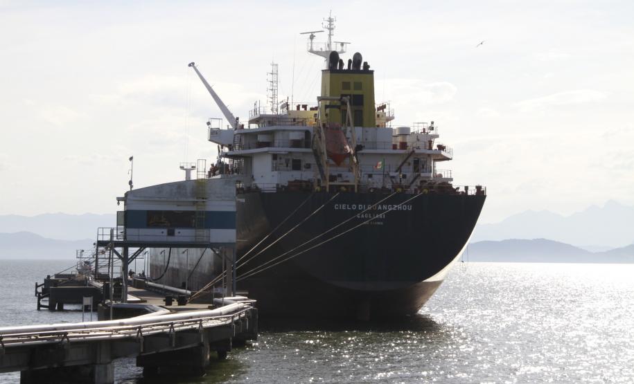 Exportação de granéis pelos portos paranaenses cresce 17% Considerando as cargas pela natureza dos produtos, os granéis líquidos foram os destaques destes cinco primeiros meses. Ao todo foram dois milhões de toneladas movimentadas, representando um aumento de 31% em relação a 2011. Já a carga geral registrou alta de 6% no período e os granéis sólidos, 4%.