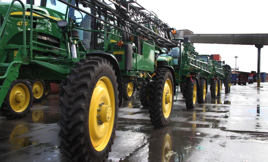 Movimentação no Porto de Paranaguá cresce apesar da chuva Agilidade - O primeiro navio a fazer contato com o Departamento de Operação da Administração dos Portos de Paranaguá e Antonina (Appa) foi o Apollon Leader