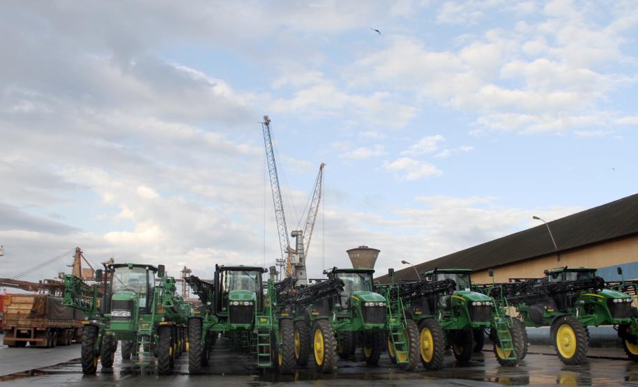 Movimentação no Porto de Paranaguá cresce apesar da chuva “Com os trabalhadores mobilizados no Porto de Santos, os navios têm que buscar alternativas para poderem descarregar e seguir viagem. São questões estratégicas que fazem a melhor opção ser o Porto de Paranaguá. A localização do nosso porto e a proximidade com São Paulo são algumas delas, além da nossa disposição em atender”, afirma Dividino.