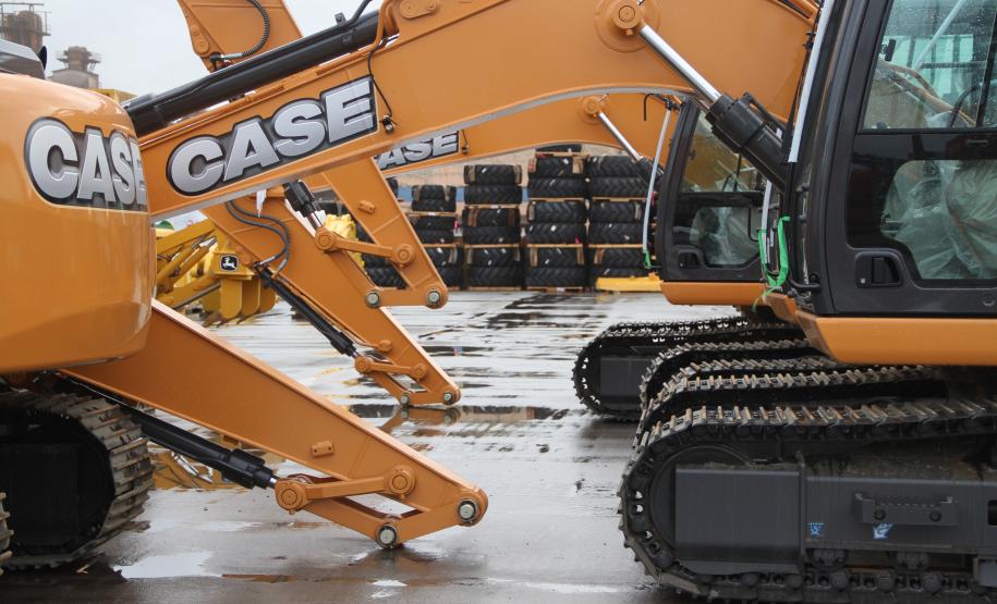 Movimentação no Porto de Paranaguá cresce apesar da chuva Desvios - Já são dois navios que desviaram suas rotas de Santos para o Porto de Paranaguá. Um deles é o Tokyo Car, que atraca ainda hoje (12) para descarregar 39 máquinas e outras peças agrícolas, somando 388 toneladas, e 69 carros da marca BMW. A carga, que teria como destino o porto paulista, vem dos Estados Unidos.