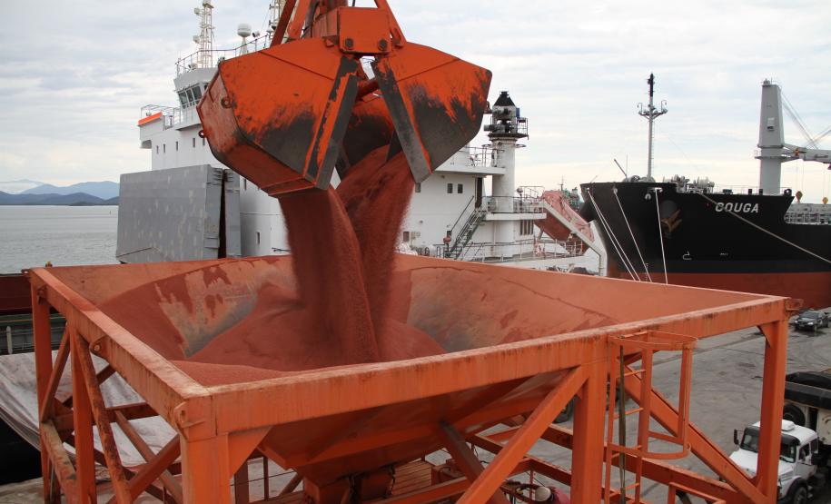 De acordo com o superintendente da Appa, Luiz Henrique Dividino, a administração dos portos já disponibiliza oito berços de atracação para atender os navios de fertilizantes. “Somos o maior porto importador de fertilizantes no Brasil. Este ano, o setor está trabalhando um pouco diferente do ano passado, a movimentação deve ser mais concentrada nestes próximos meses e por isso estamos nos adiantando para encontrar soluções e evitar problemas”, disse.