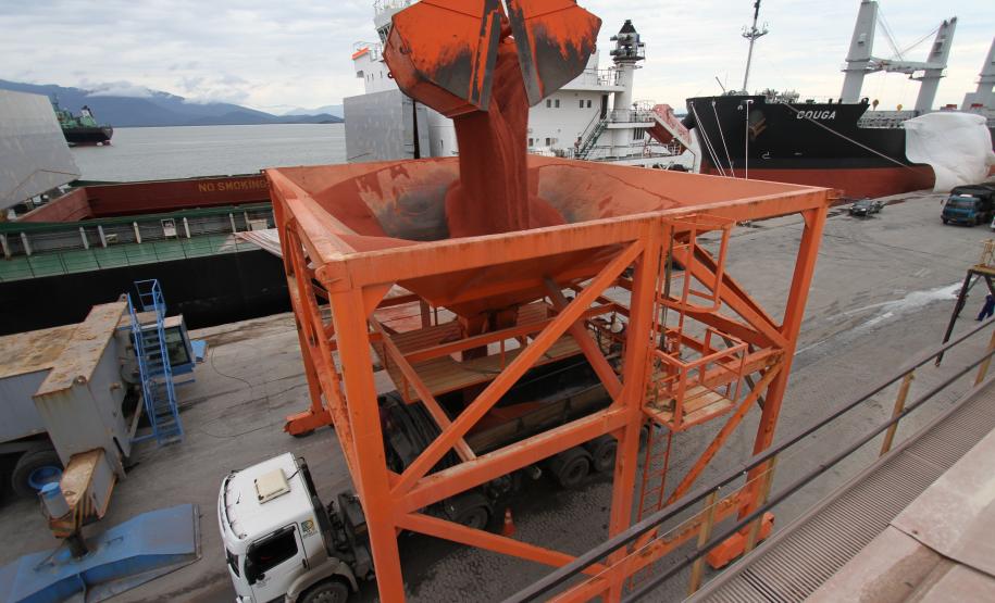 Levando em conta que as previsões meteorológicas indicam ainda mais chuvas para os próximos dias, a Administração dos Portos de Paranaguá e Antonina (Appa) reuniu todos os intervenientes do setor de fertilizantes que atuam nos portos paranaenses para discutir soluções para melhor atender estes navios e diminuir o tempo de espera.