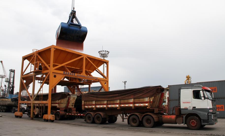 O mau tempo que atingiu o litoral do Paraná neste mês de junho tem atrasado as operações portuárias. A chuva impede o embarque de granéis para exportação e o desembarque dos granéis importados, principalmente os fertilizantes. A conseqüência direta deste impedimento nas operações é uma maior demora no atendimento aos navios, causando um acúmulo de embarcações aguardando para atracar nos portos paranaenses.