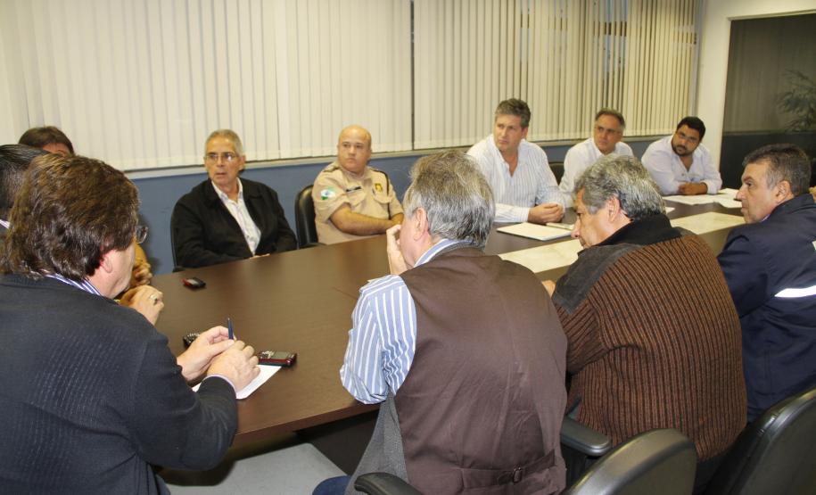 Appa reúne operadores para discutir desembarque de fertilizantes “Temos mais de um milhão de toneladas do produto para serem descarregados em Paranaguá e a previsão do tempo divulgada pelo Simepar aponta mais chuva para o litoral nos próximos dias. Convocamos todos os operadores e intervenientes para estabelecer uma força tarefa para descarga dos navios nos períodos em que não temos chuva“, completou Dividino.